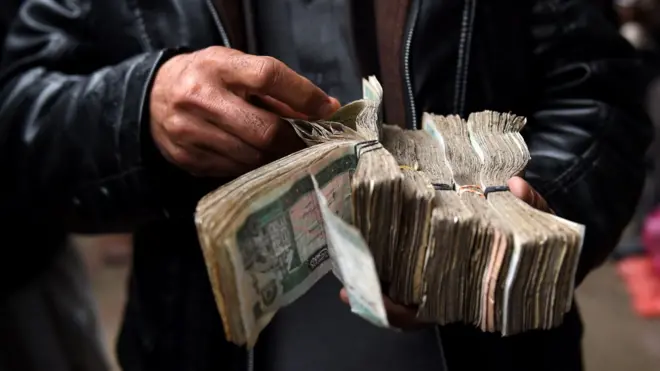 این صرافان برای چهار روز دروازه سرای شاهزاه را بسته‌ بودند