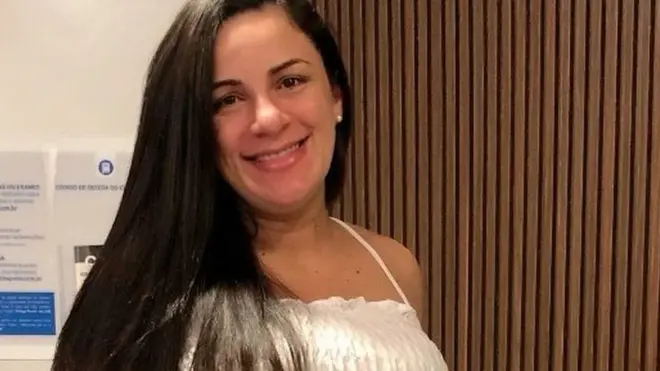 Dandara grávida com um vestido branco longo