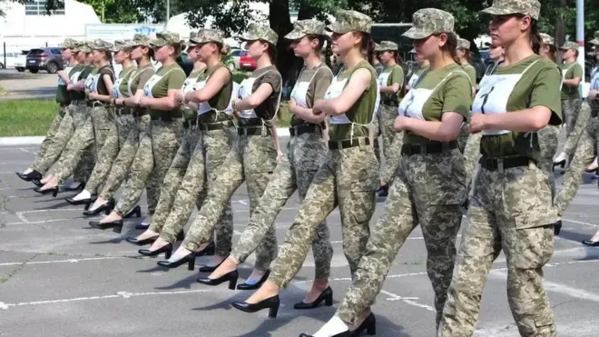 2021 йилда Украина мудофаа вазирлиги парадга пошналарда тайёрланаётган аёллар суратини тарқатганди.