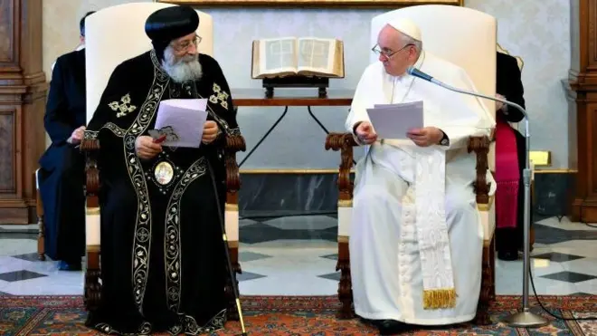 البابا فرنسيس والبابا تواضروس خلال لقائهما في الفاتيكان