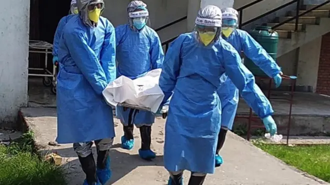 शव व्यवस्थापन गर्न लैजादै नेपाली सेना