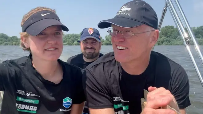 Profesor i ekipa na čamcu