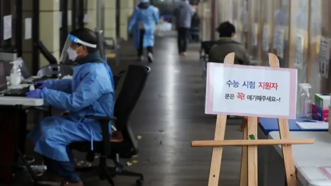 2023학년도 대학수학능력 시험을 앞둔 11월 13일 서울 송파구보건소에 마련된 코로나19 선별진료소에 수능 지원자를 위한 안내문이 붙여있다. 코로나19 확진 판정을 받은 수험생은 확진 사실을 관할 교육청에 통보, 별도로 마련된 고사장에서 시험을 봐야한다