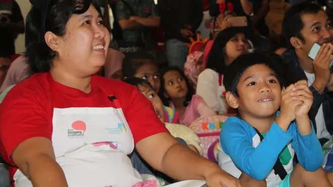 Jarang mendengarkan dongeng di rumah, Hatta (kanan), tampak antusias saat mendengarkan dongeng di festival dongeng.