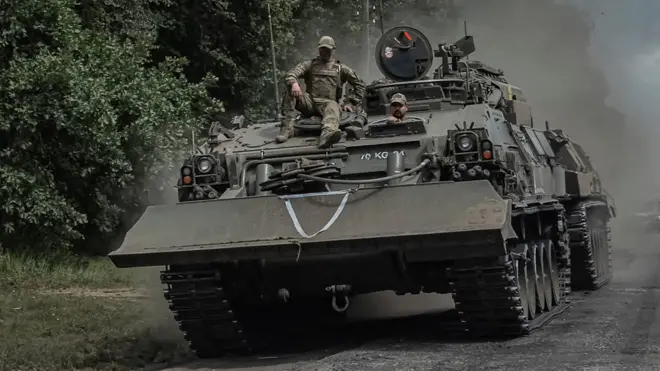 乌军士兵坐在坦克上