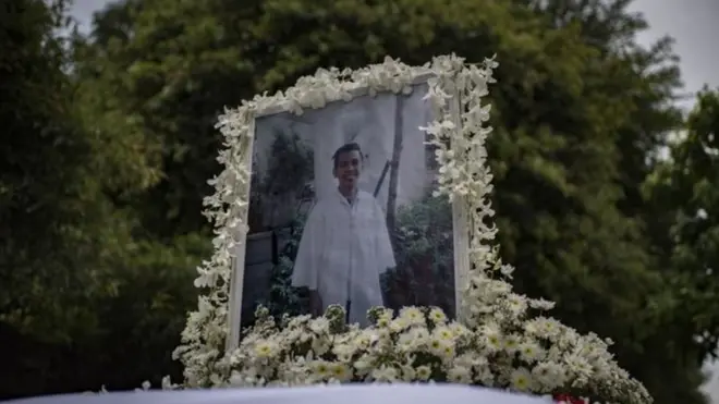 Foto Kian ditaruh diatas peti matinya.