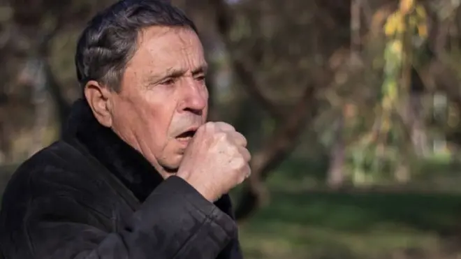 رجل مسن يسعل