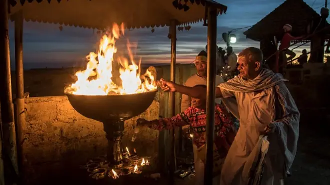 සෞඛ්ය මාර්ගෝපදේශයන්ට අනුව ශ්රී පාදය කරුණා කිරීම