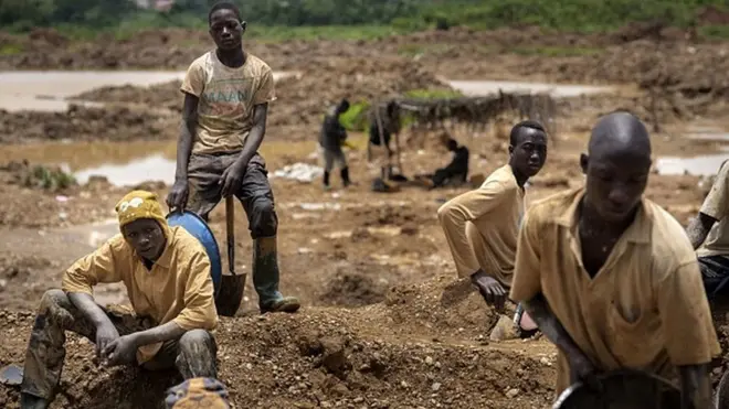 Un groupe de jeunes orpailleurs dans une mine traditionnelle à Kibi, dans le sud du Ghana