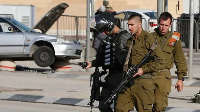 Kudüs'te İsrail güvenlik güçleri, Filistinlilerin geçişlerini kurulan kontrol noktalarında sık sık denetlemeye devam ediyor.