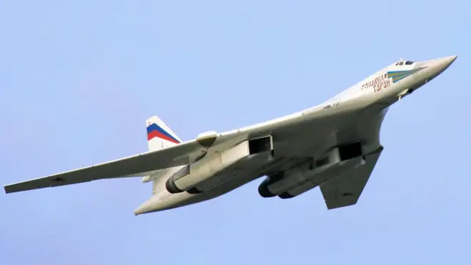 В российском МИД сказали, что самолеты летели с включенными транспондерами, а в посольстве сказали, что без них все равно летают самолеты НАТО