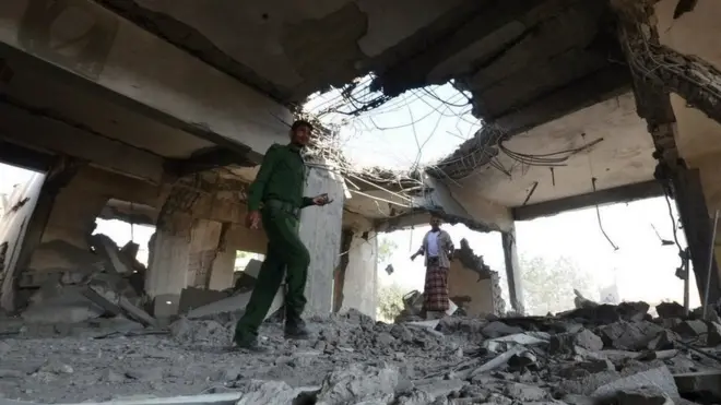 یمنی حکام کا کہنا ہے کہ اس حملے میں باغیوں سمیت 60 قیدی ہلاک ہوئے جبکہ درجنوں زخمی ہیں