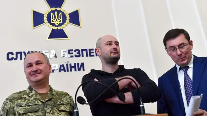 В оприлюдненому ЗМІ списку людей, яким буцімто загрожують кіллери, немає Аркадія Бабченка (у центрі), якого начебто хотіли вбити першим