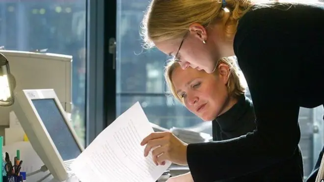 دراسة: المرأة العاملة أكثر توترا من الرجل