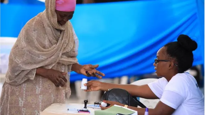 Mwanamke akishiriki katika shughuli ya kupiga kura