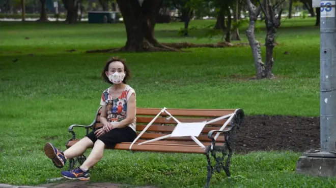 คนนั่งในสวนสาธารณะ