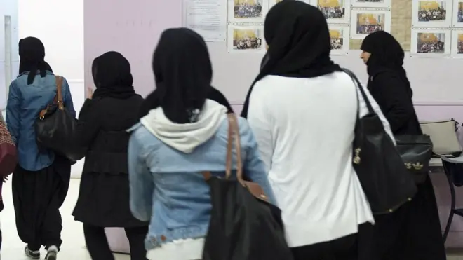 Gabdhahan Muslimiinta ah ayaa la yaabay cunsuriyaynta lagula kacay