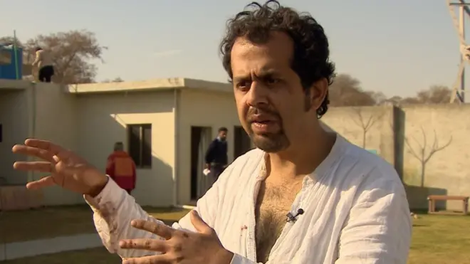 طٰحہ صدیقی نے بتایا کہ مزاحمت کرنے پر انھیں تشدد کا نشانہ بنانے کے علاوہ جان سے مارنے اور ٹانگ میں گولی مارنے کی دھمکی دی گئی