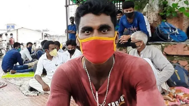 కొందరు ప్రయాణ సమయానికి 15-16 గంటల ముందే విమానాశ్రయానికి చేరుకుంటున్నారు