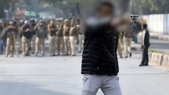 खुद को रामभक्त गोपाल कहने वाला ये व्यक्ति गोली चलाने से पहले फ़ेसबुक पर लगातार अपडेट कर रहा था. इस तस्वीर में पीछे बड़ी संख्या में पुलिस अधिकारी खड़े दिख रहे हैं.