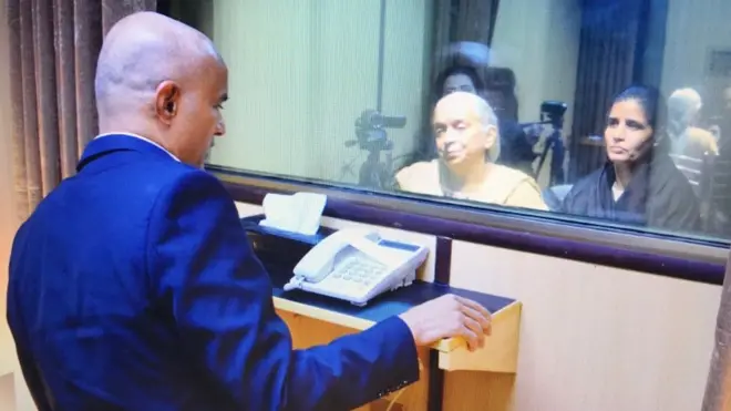 મા અને પત્ની સાથે વાત કરતા કુલભૂષણ જાધવ