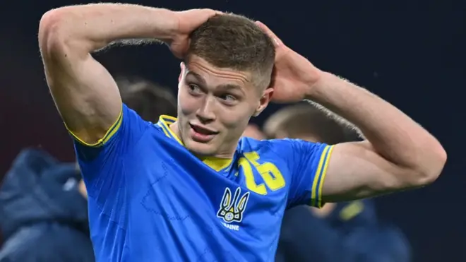 "Вдома він говорить українською". Що про успіхи сина каже батько Артема Довбика