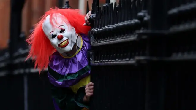 En agosto de 2016 ocurrieron los primeros casos en EE.UU. de jóvenes que se disfrazan de payaso con máscaras de terror para acechar a personas.