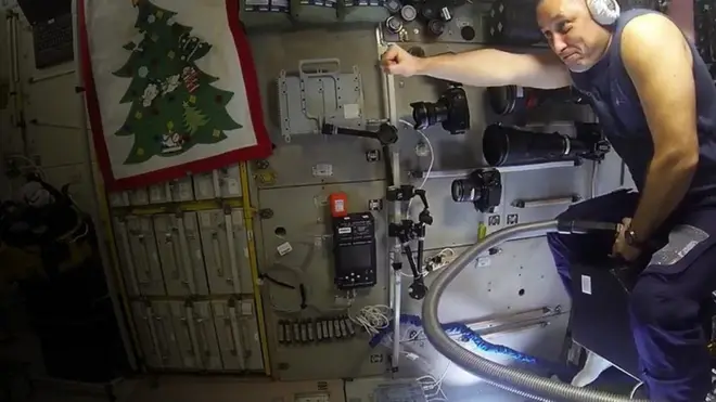 Космонавт Антон Шкаплеров пролетел на пылесосе по МКС