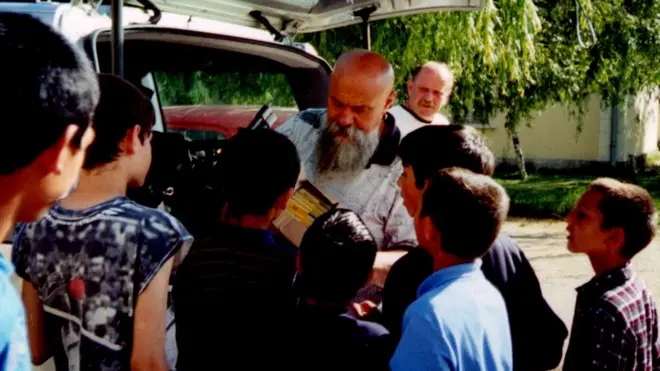 Jedna od mnogih prilika kada je Luis donosio poklone deci bez roditelja