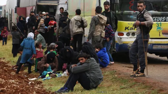 أفراد من "جيش الإسلام" وأسرهم بعد مغادرة دوما