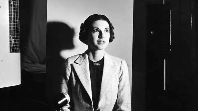 Elizabeth Cowell haciendo una prueba frente a cámaras para la primera transmisión de televisión de la BBC.