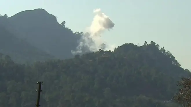 د هندي پيلوټ له خوشي کېدو مخکې، چې پاکستان نيولی، ګڼ شمېر هنديان د پنجاب واګه بندر سره پر پوله راغونډ شوي وو.