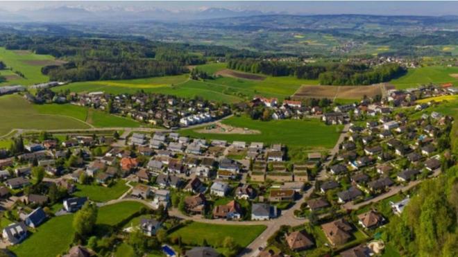 Oberwil-Lieli tem 2.222 pessoas e cercaf12 app300 milionários