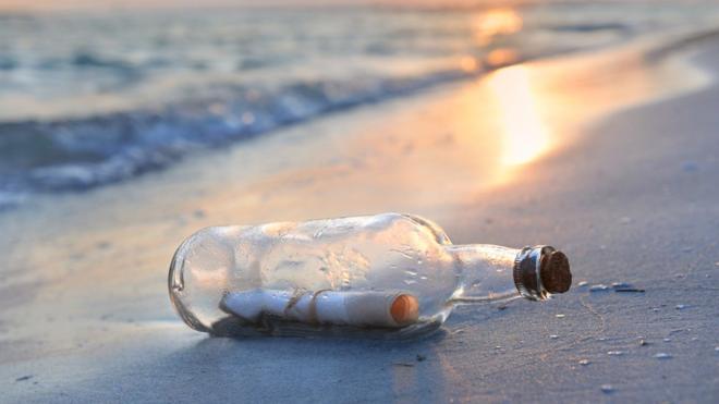 一个沙滩上的漂流瓶
