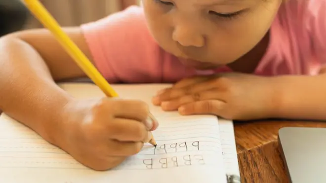 Niña aprendiendo a escribir