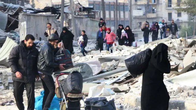 Siviller kuşatma altındali Halep'i terkediyor.