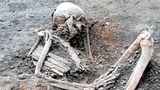 Restos óseos de dos hombres hallados en Pompeya.
