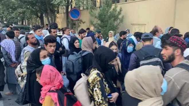 విమానాశ్రయం గేట్ల దగ్గర జనం గుంపులు గుంపులుగా చేరుతున్నారు.