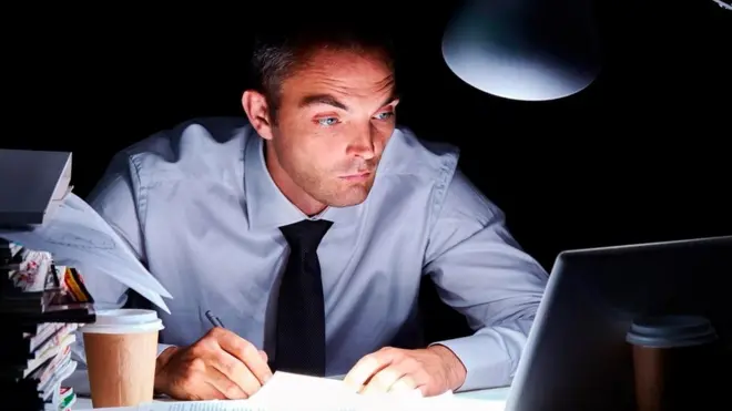 Mientras menos actividades tienes fuera del trabajo, más dependiente te haces de éste.