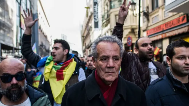 Ahmed Zefzafi (C), le père de l'activiste Nasser Zefzafi, leader du mouvement de protestation du Rif.