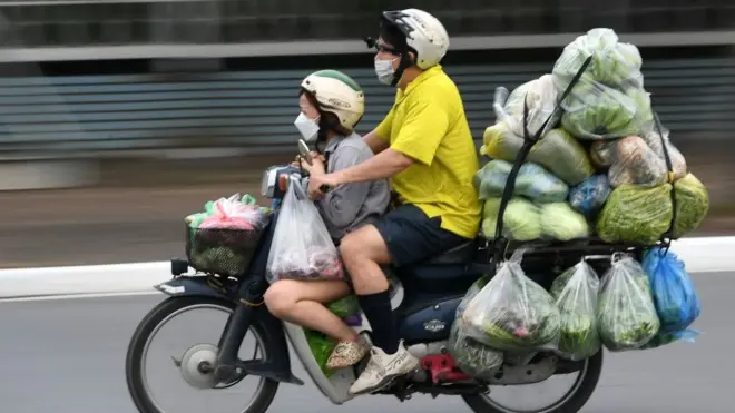 Người dân trên đường phố Hà Nội vào ngày 11/05