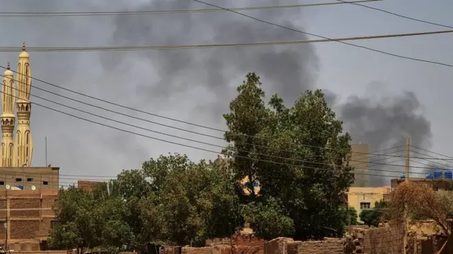 تصاعد الدخان فوق مدينة الخرطوم جراء الاشتباكات خلال أيام الهدنة
