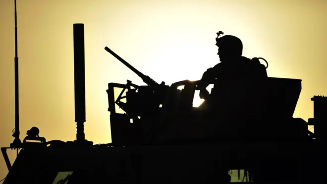 امریکایي پوځیان په شوراب پوځي اډه کې افغان ځواکونو ته د مشورې ورکولو او هوایي ځواک په برخه کې مرسته کوي.