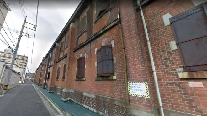 Gambar Google street view yang menunjukkan peringatan bahwa bangunan tidak tahan gempa.