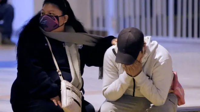 Mujer y hombre en Lima tras una estampida en una discoteca de Los Olivos el 22 de agosto de 2020.