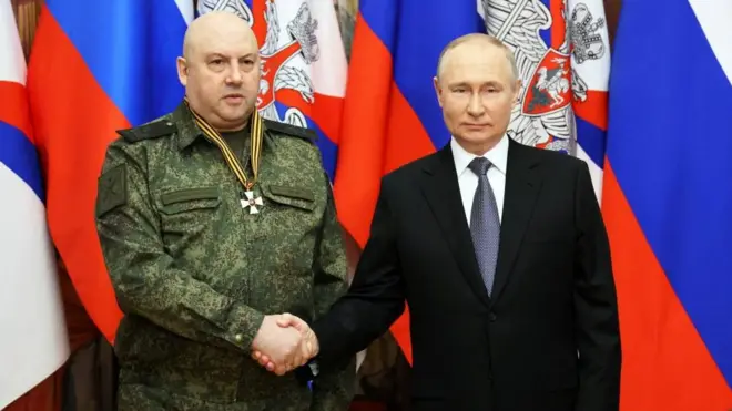 Le président russe Vladimir Poutine décerne au général Sergei Surovikin, commandant des forces russes en Ukraine, l'Ordre de Saint-Georges, troisième classe, au siège du district militaire du Sud à Rostov-sur-le-Don, Russie, 31 décembre 2022.