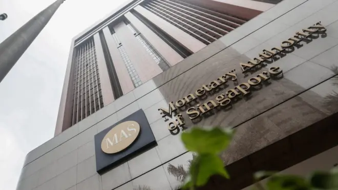 Otoritas Moneter Singapura (MAS) telah menjatuhkan denda kepada dua cabang bank terkait transaksi mencurigakan yang dikaitkan dengan 1MDB.