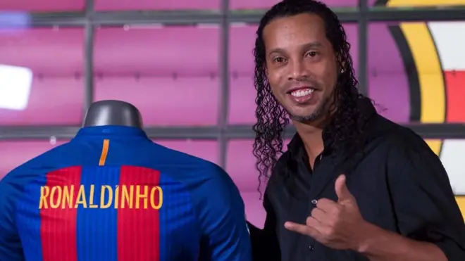 Le footballeur Ronaldinho, ancien joueur du FC Barcelone, a sorti un single dénommé "Sozinho"