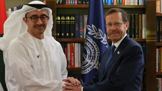 الرئيس الإسرائيلي يصافح الشيخ عبد الله بن زايد في مكتبه بتل أبيب