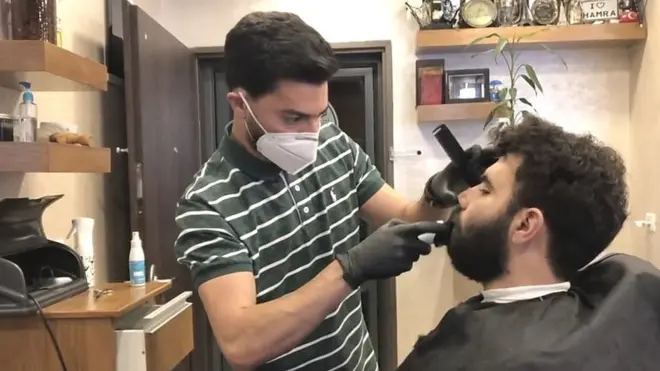 أول زيارة للحلاق بعد شهرين من الإغلاق
